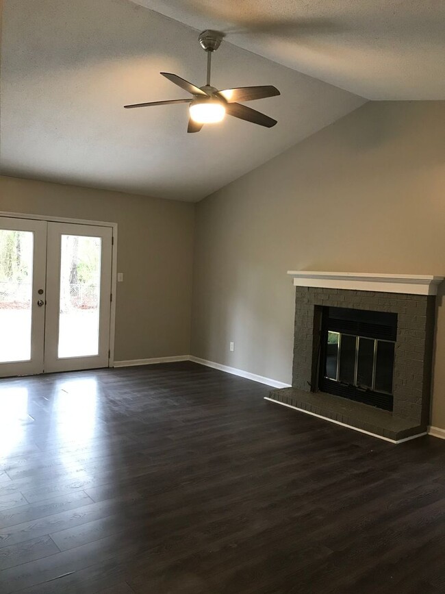 Building Photo - 3 bedroom 2 Bathroom Home in a Cul-de-sac