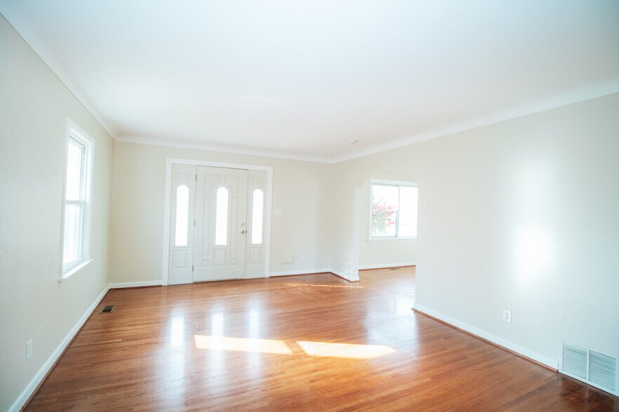 Building Photo - 4132 Berwick Ave