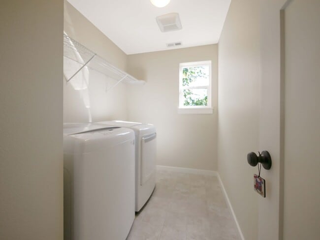 Building Photo - 3 Bed, 2.5 Bath Beautiful Single-family Av...