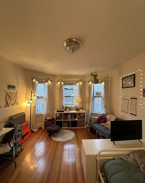 Building Photo - 166 Kelton St