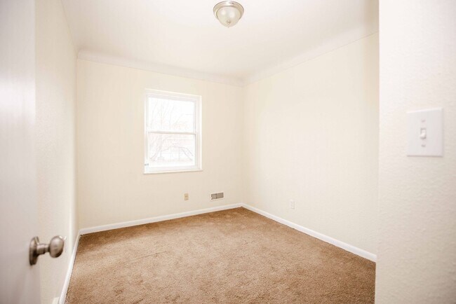 Building Photo - Beautiful Three Bedroom Home For Rent In Washington Local!