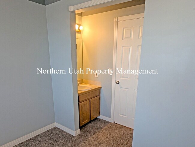 Building Photo - 2 Bed 1 Bath with AC