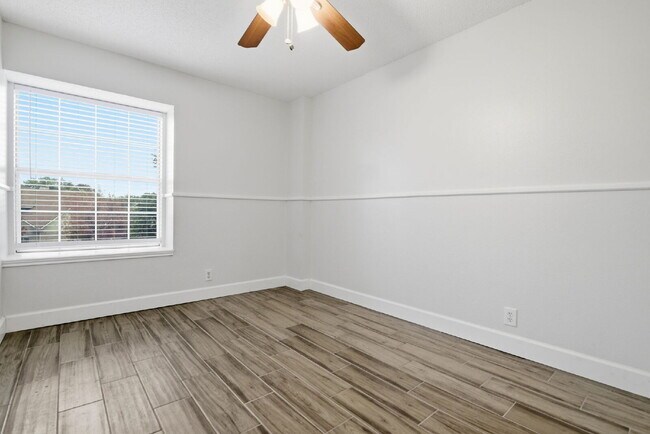 Building Photo - Modern Living Near UTSA/USAA: Quiet Cul-de-Sac with BONUS Space