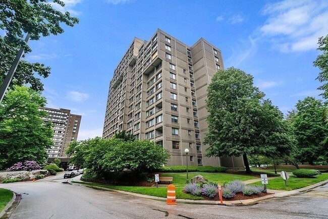 Primary Photo - 250 Hammond Pond Pkwy