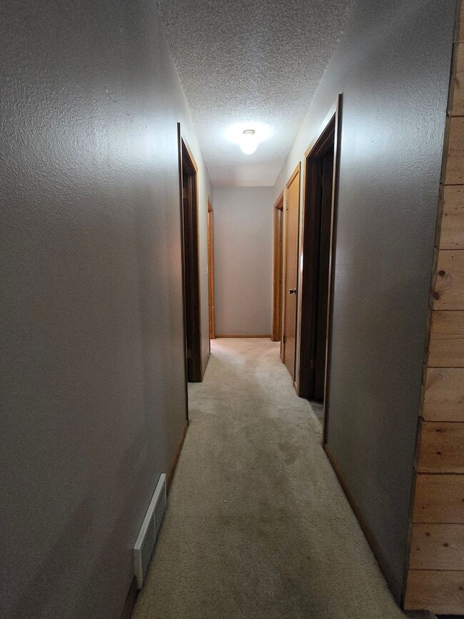 Building Photo - Spacious 3 Bedroom 2 Bath Home