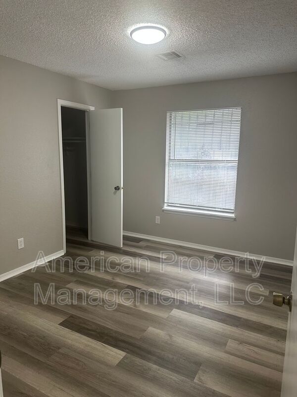 Building Photo - 1562 E 68th St