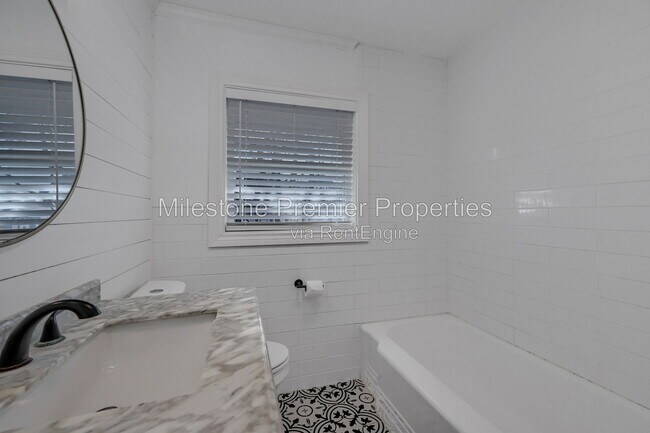 Building Photo - 204 N Holly Ave