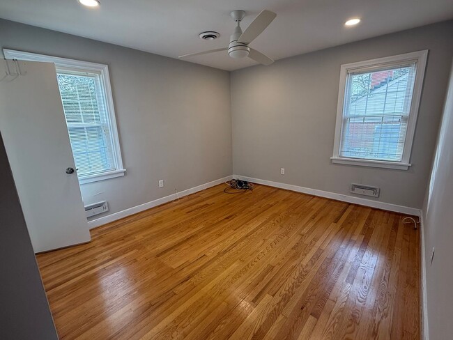 Building Photo - Three Bedroom Two Bath Home in Ridgeview/Parham & Ridge Area. Available in August!
