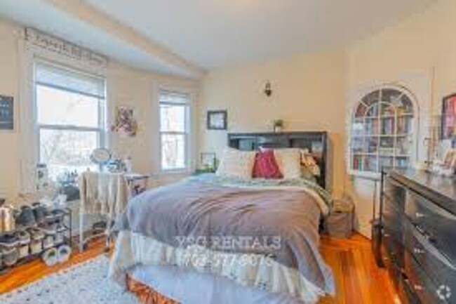 Building Photo - Large 5 Bedroom Unit in Brookline. Steps f...