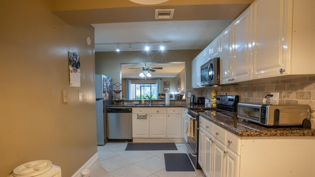 Building Photo - 2015 Coral Ridge Dr