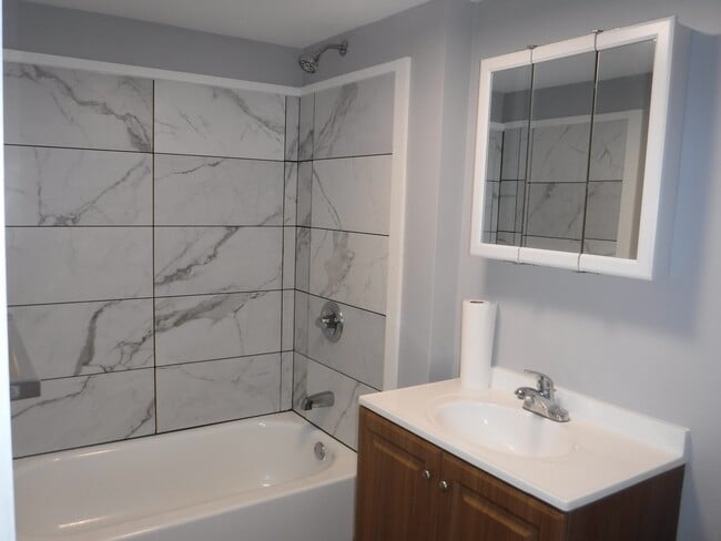 Full Bath - 60 Washington St