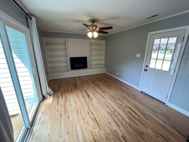 Building Photo - Gorgeous 3 bedroom, 2 bathroom brick home ...