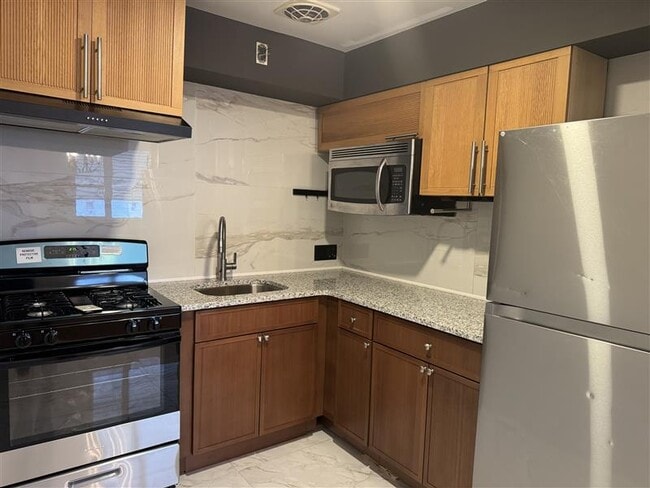 Building Photo - 10008 Jeanes St