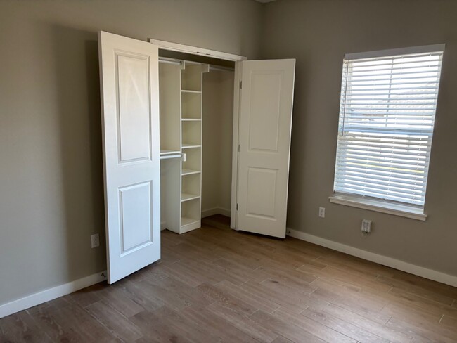 Building Photo - Move in Special $260 off first months rent!!!