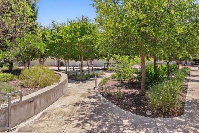 Building Photo - 604 N Bluff Dr