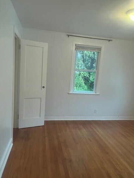 Building Photo - 136 King St