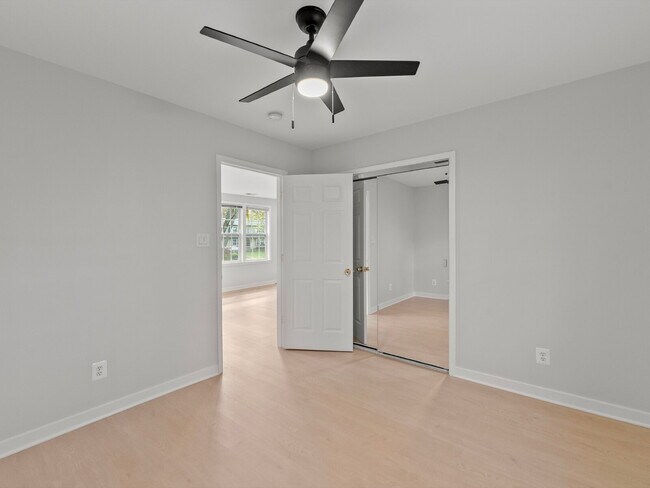 Building Photo - "Spacious 5-Bed Haven on Cedarest Rd – Where Comfort Meets Convenience in Fairfax!"