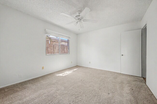 Building Photo - 2822 E Willow Ave