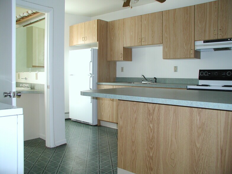 Building Photo - 162 River St