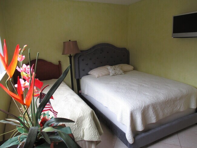 Building Photo - 4 Lexington Ln E