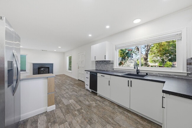 Building Photo - 1047 Riverton Dr