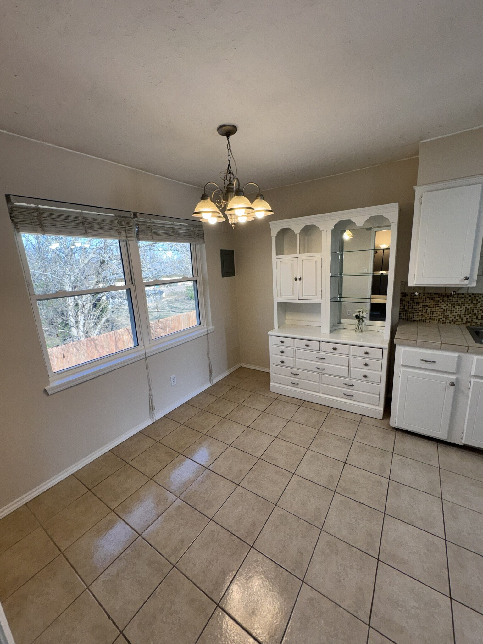 Kitchen - 1713 E Lindsey St