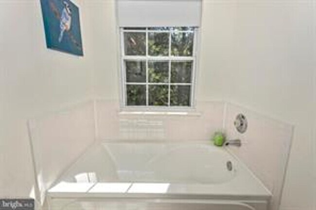 Building Photo - WELL MAINTAINED TOWNHOUSE WITH ONE CAR GARAGE, DECK,