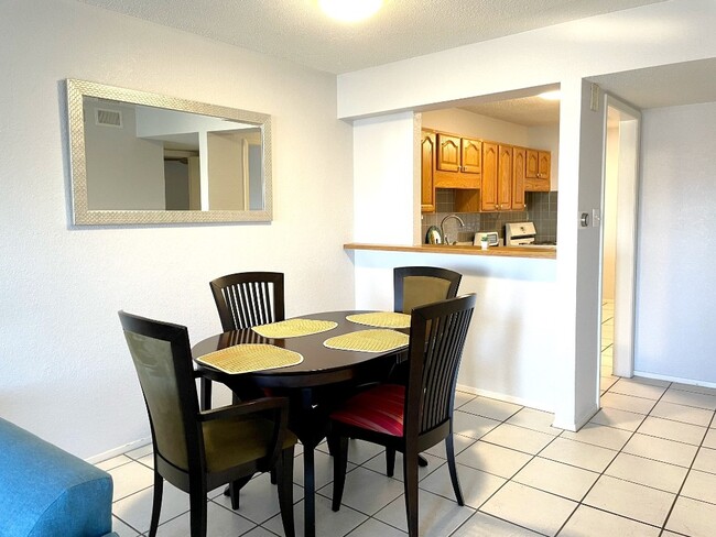 Building Photo - 2425 Ashdale Dr