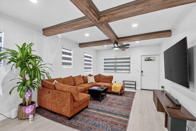 Building Photo - 1511 S Palmway