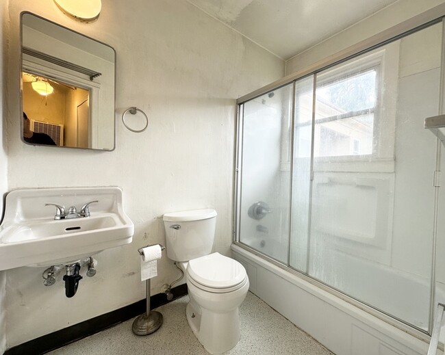 Building Photo - Cute 1 Bedroom 1 Bathroom Unit