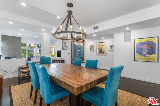 Building Photo - 900 N W Knoll Dr