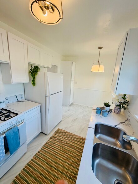 Building Photo - 8569 Rugby Dr