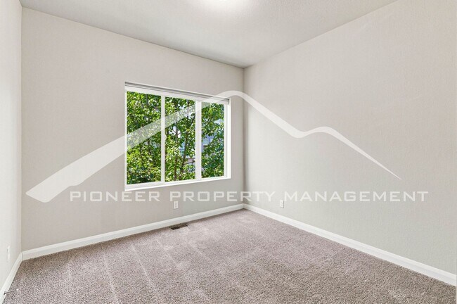 Building Photo - Gorgeous Home with Central AC and Washer/Dryer