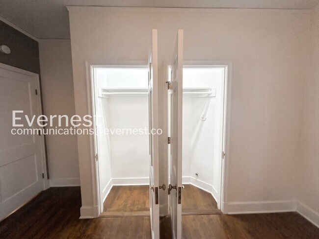 Building Photo - 756 S Willett St