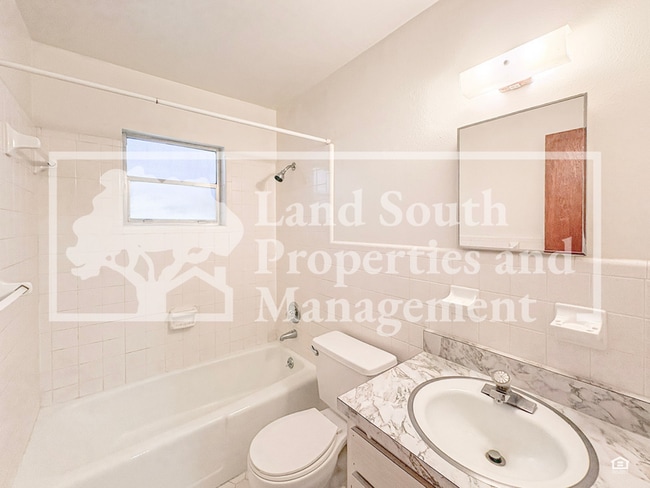 Building Photo - 324 Ariana St