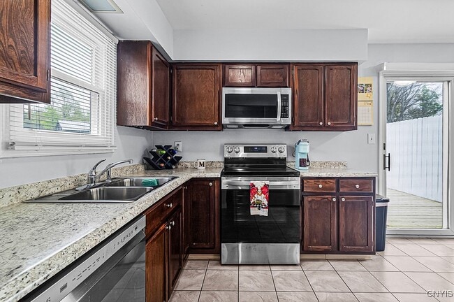 Building Photo - 9395 Pine Grove Ln