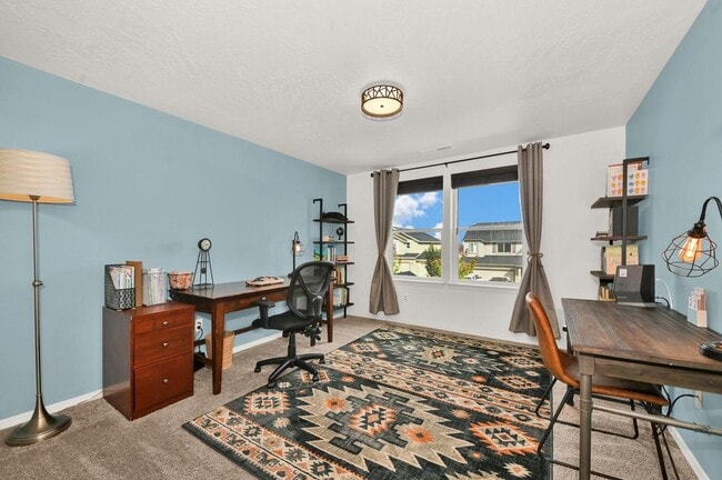 Building Photo - Gorgeous 4-Bdr with fully fenced yard in b...