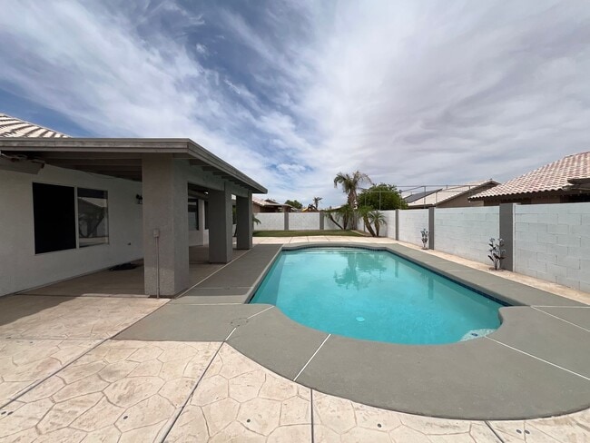 Building Photo - 4 BEDROOM POOL HOME!