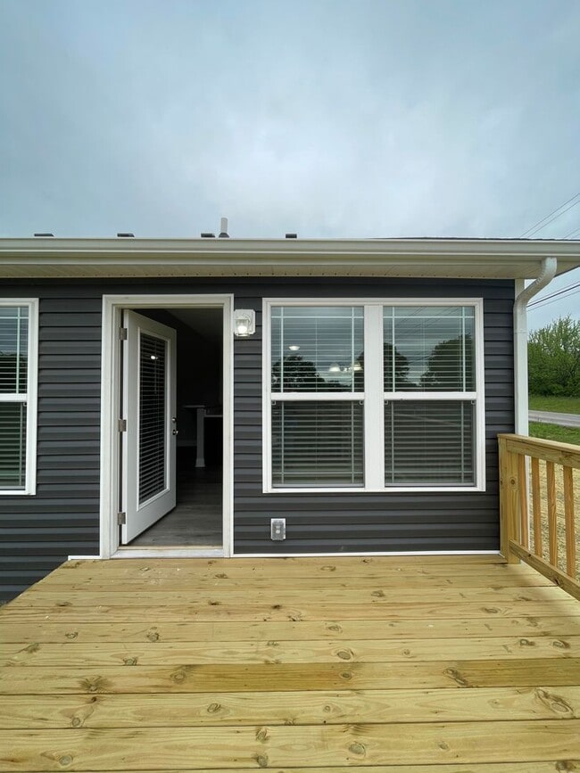Building Photo - 560 Labrador Dr
