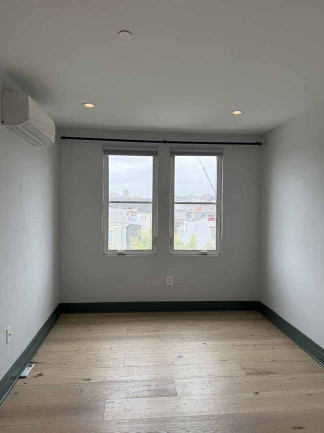 Building Photo - Bright Top-Floor 1BR Condo in Columbia Hei...
