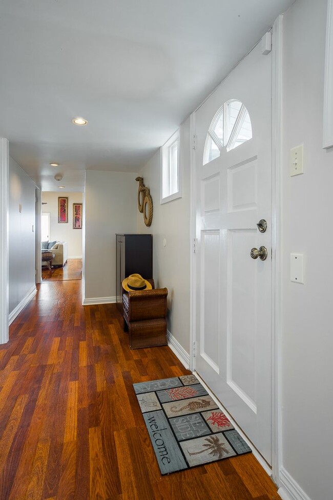 Building Photo - Welcome to this stunning 3-bedroom, 3-bathroom beachfront island oasis in the beautiful Hauula, HI.