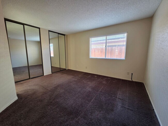 Building Photo - New Listing!