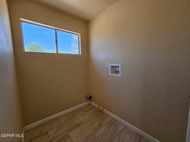 Building Photo - 6005 Tampa Ave