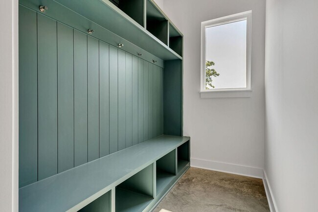 Building Photo - 5917 Robertson Ave