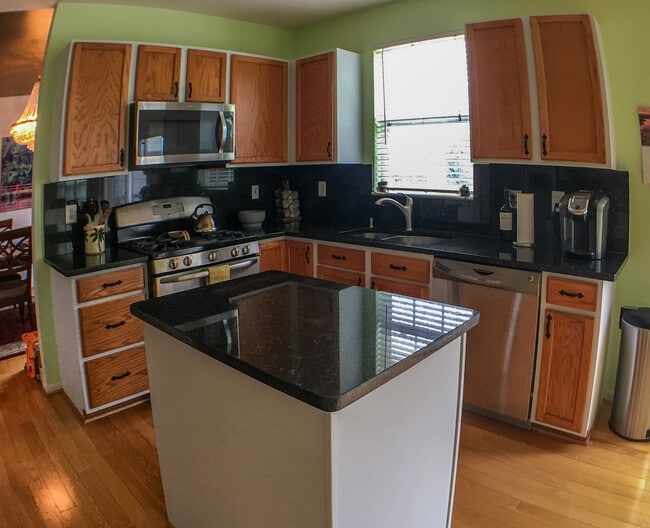 Building Photo - Large 4BR plus office, 3.5 BA,  2-car garage