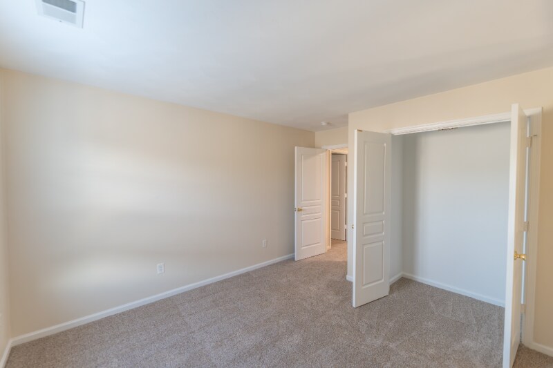 Building Photo - 2076 Queens Point Dr