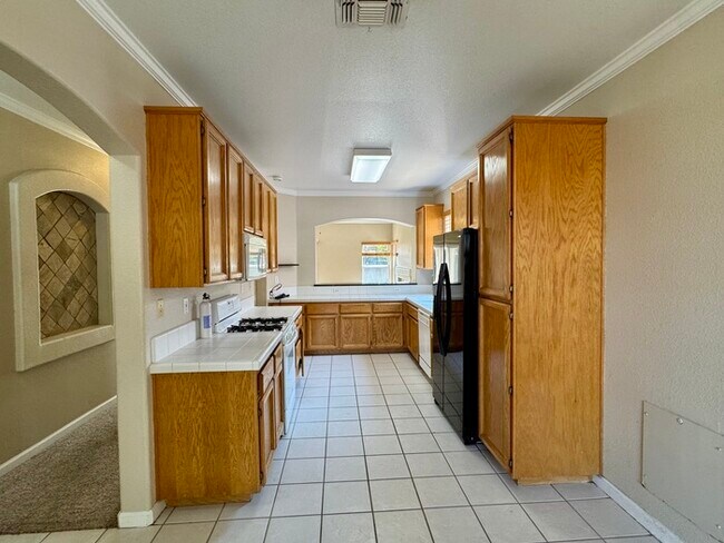 Building Photo - Beautiful 3 Bed / 2 Bath Home with 2-Car Garage in Roseville