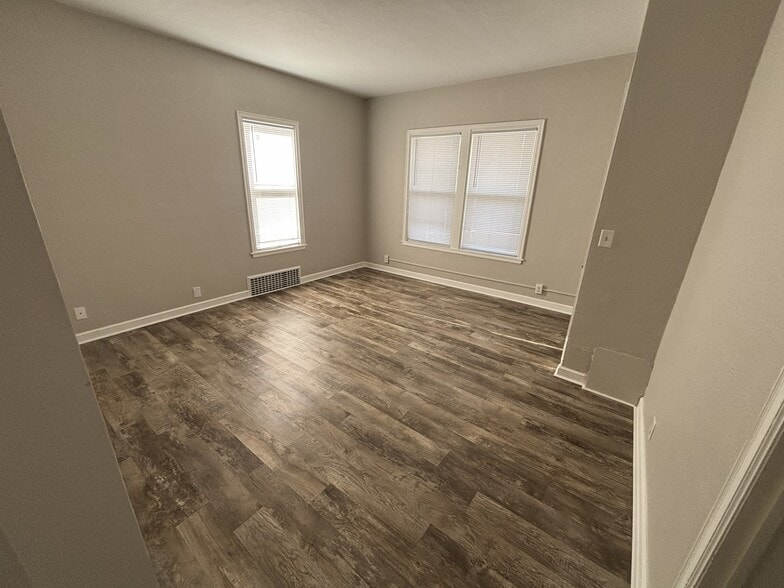 Building Photo - 472 Case Ave