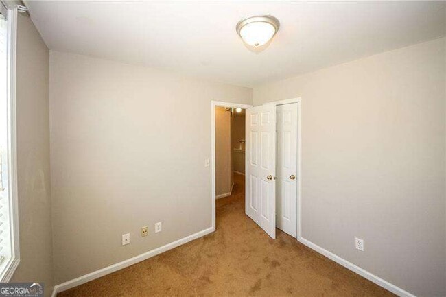 Building Photo - 121 Stoneforest Dr