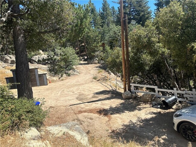 Building Photo - 2490 Fern Dr